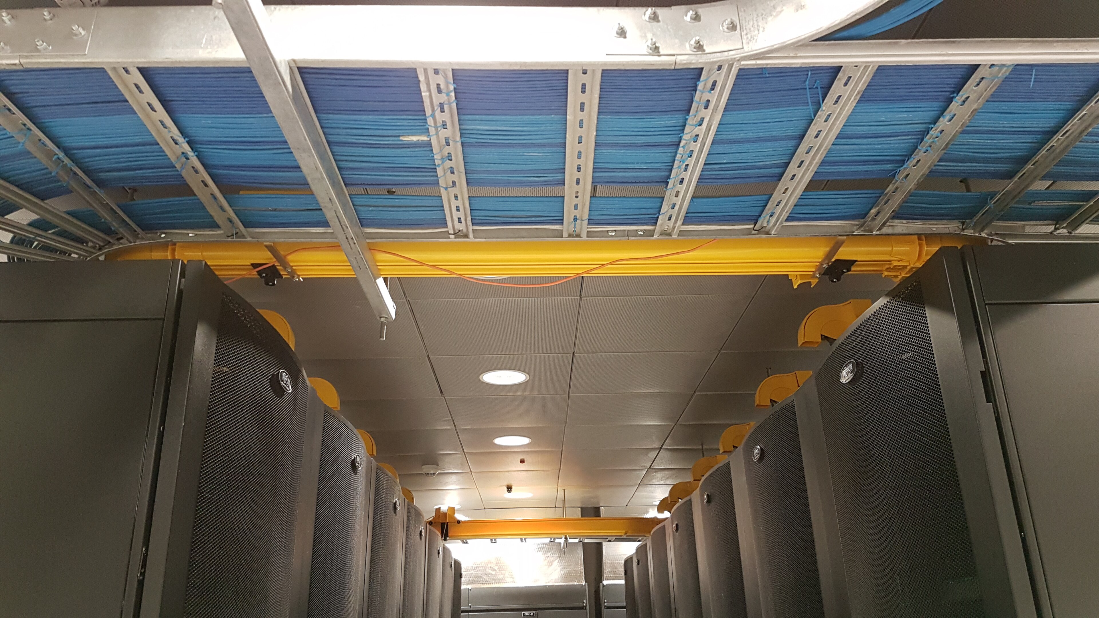 Netzwerktechnik und Server-Racks waehrend einer Installationsphase