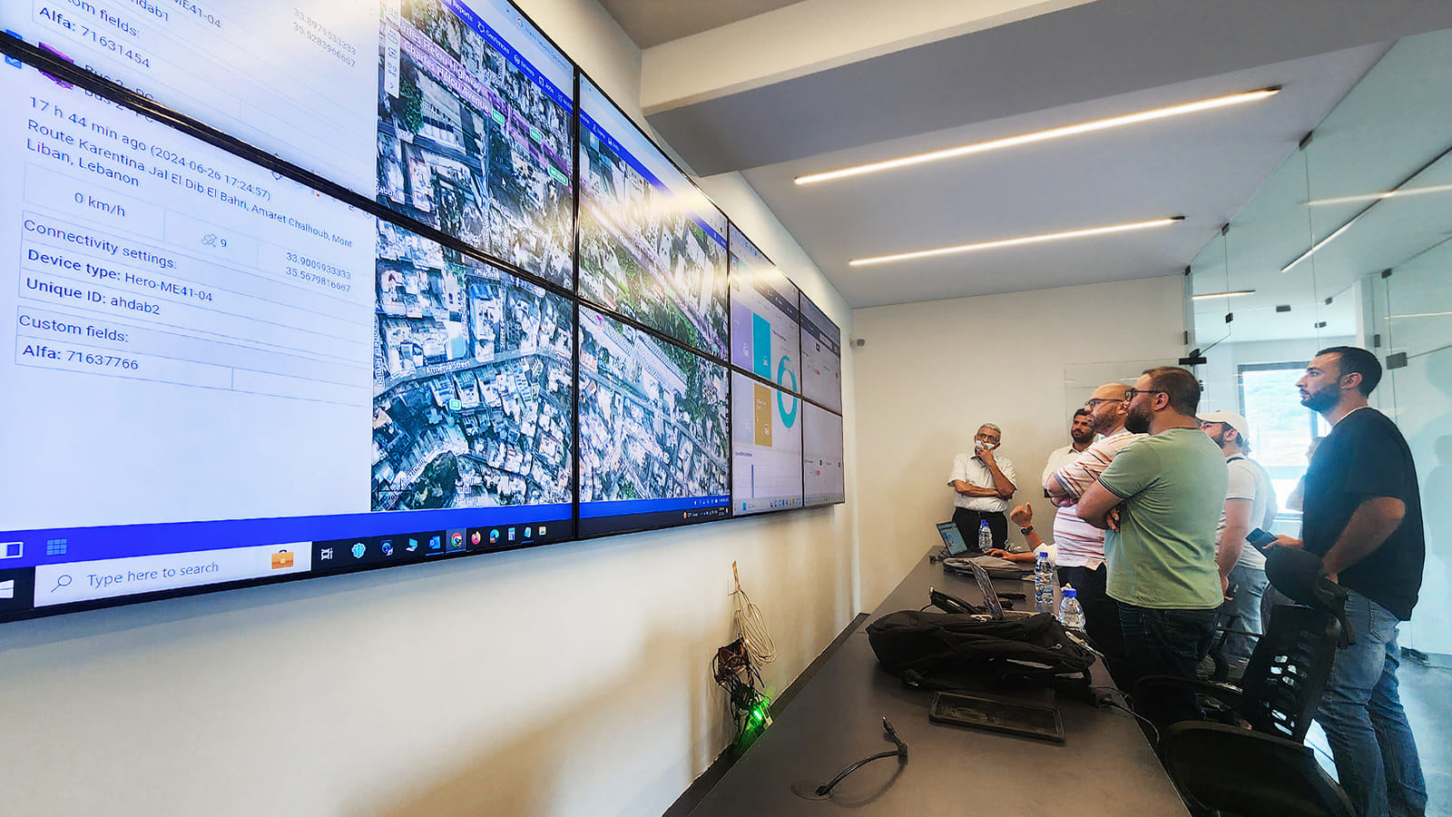 Kontrollraum mit grossen Monitoring-Dashboards und Telemetrieanzeigen